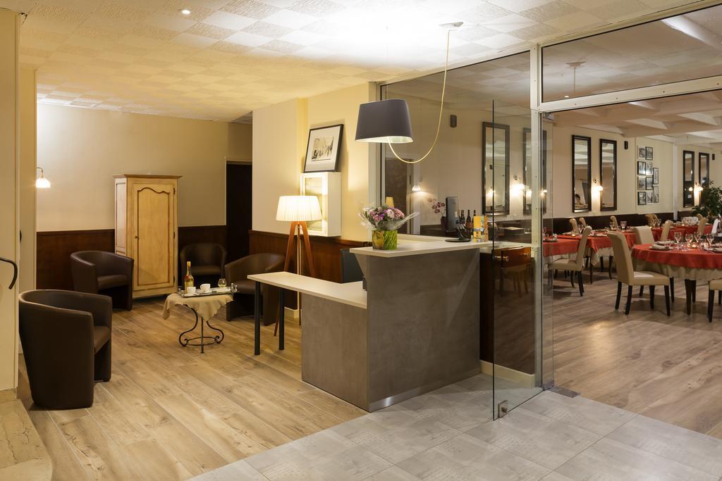 Logis Les Cedres Hotel