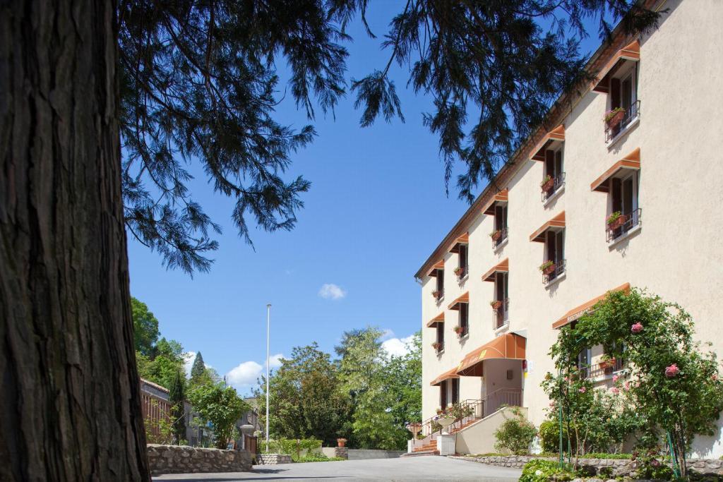 Logis Les Cedres Hotel